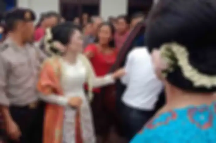 Bak adegan klise sinetron, Rina Boru Sihombing (26) batal nikahi lelaki lain usai suami sahnya datang ke lokasi pernikahan. 