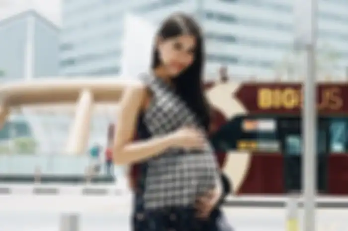 Ditinggal suami meski dirinya sedang hamil, tampilan Syahnaz Sadiqah pakai celana ketat justru jadi sorotan