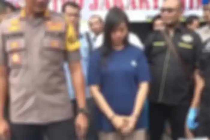 Pelaku penggelapan 62 unit mobil, Djeni Herilewie (39), di Mapolres Metro Jakarta Timur, Kamis (10/10/2019).