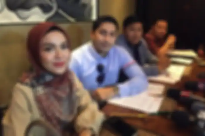 Medina Zein dan kuasa hukumnya Lukman
