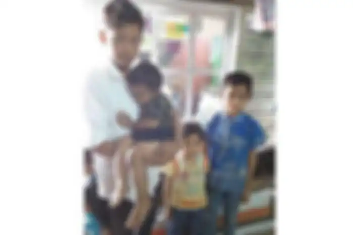 Empat anak yakni Heri Misbahudin (18), Cacah (8), Rani (5), dan Ramdan (2), ini harus hidup tanpa orangtua setelah ditinggal mati sang ibu, Nuryani (32) yang meninggal diduga karena dipatuk ular di rumahnya pada Jumat (11/10/2019). Sementara sang ayah telah lama meninggal karena sakit. 