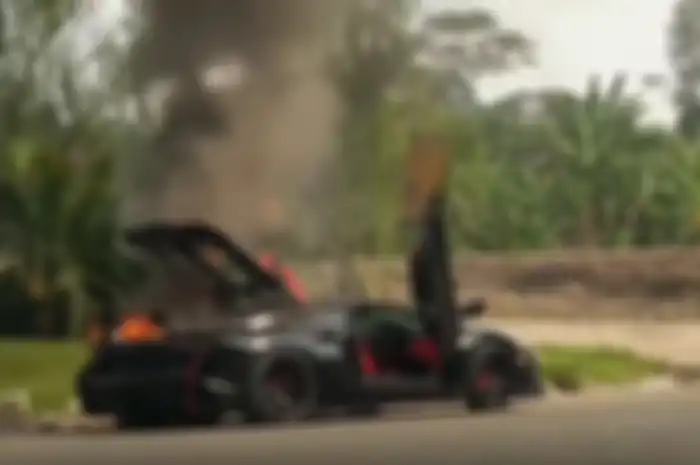 Lamborghini warna hitam terbakar di kawasan Sentul, Bogor, diduga milik Raffi Ahmad.