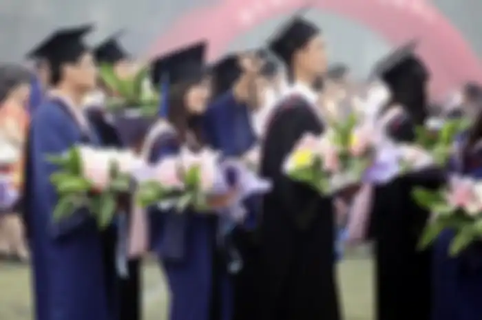 Ilustrasi wisudawan memegang bucket bunga