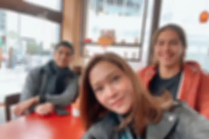 Maia Estianty antar Al Ghazali dan El Rumi sekolah di London