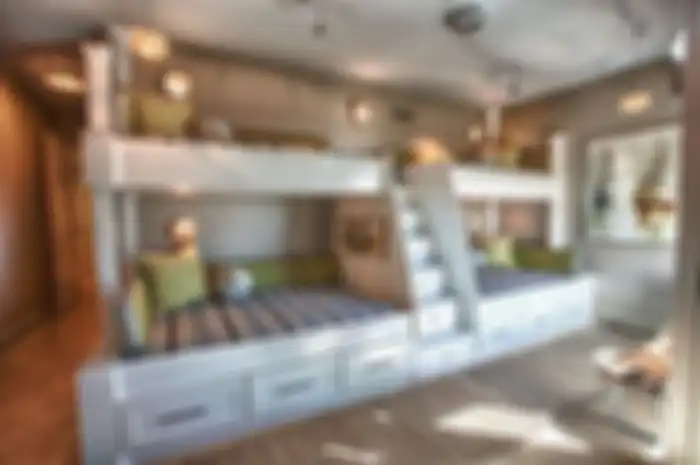 Kamar dengan tempat tidur susun.