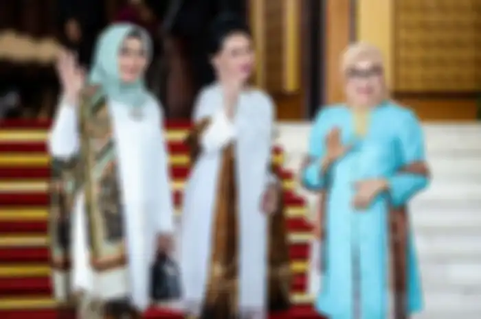 Ibu Negara Iriana bersama Mufidah dan Wury tiba sebelum acara pelantikan presiden dan wakil presiden di Komplek Parlemen, Senayan, Jakarta, Minggu (20/10/2019)