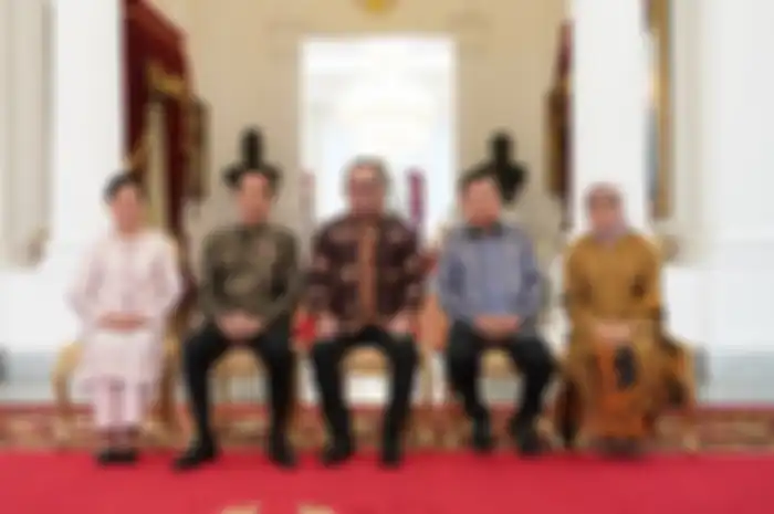 Potret Muhammad Hanif Dhakiri diapit Presiden Jokowi dan Wakil Presiden Jusuf Kalla