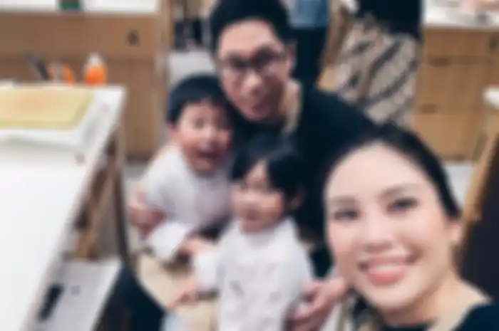 Angela Tanoesoedibjo bersama keluarga kecilnya