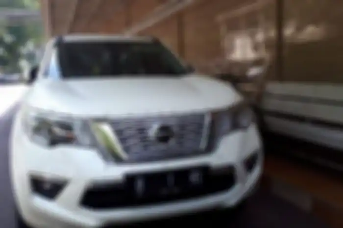 Mobil B 1 RI terparkir di depan gedung Jatanras Polda Metro Jaya, Senin (21-10-2019) 