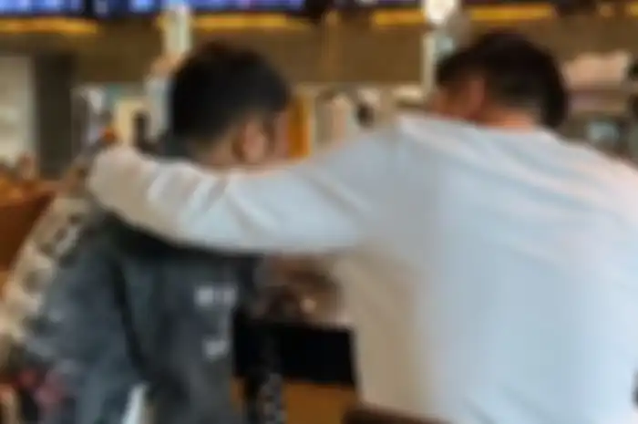 Boy mencoba menenangkan Raffi yang menangis