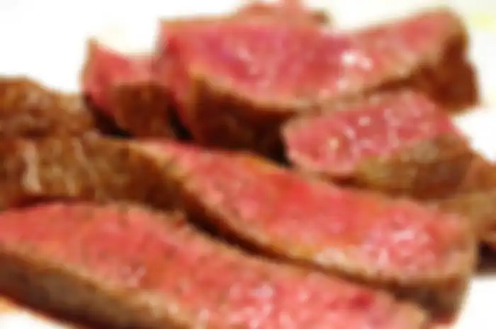 Bahaya mengerikan dibalik sepotong daging mentah atau kurang matang.