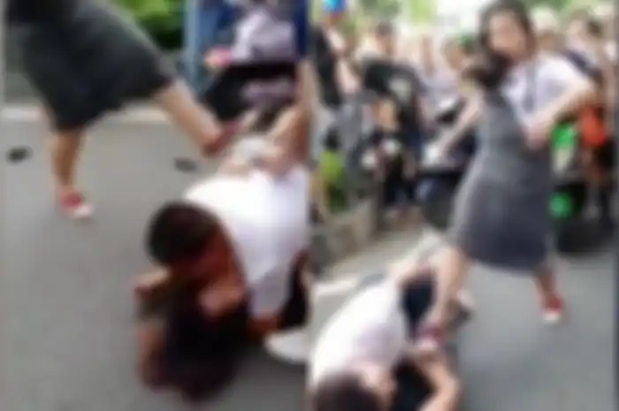 Pelakor Ditendang hingga Ditelanjangi Istri Sah di Depan Umum, Sang Suami Malah Mati-matian Lindungi Selingkuhannya dari Amukan Istrinya