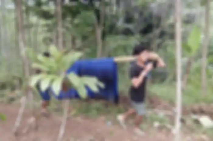 Korban dibawa oleh warga