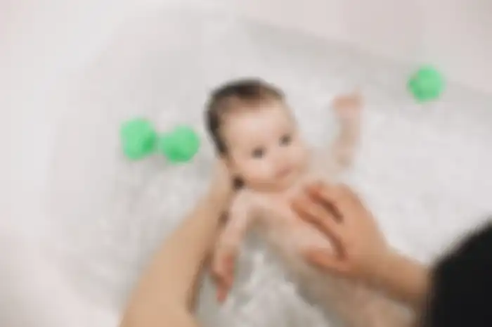 Stop Gunakan Shower Saat Mandikan Bayi, Ini yang Dikhawatirkan