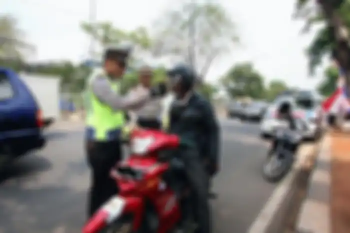 Ilustrasi pemotor terjaring razia polisi.