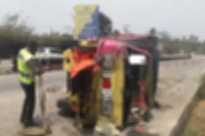 Truk bernomor polisi BE 9037 NE bermuatan bahan makanan terbalik setelah menabrak sepeda motor yang terparkir di Tanjakan Tarahan, 