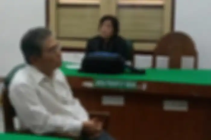 Eddy Sanjaya hanya mampu pasrah setelah dinyatakan bersalah oleh hakim dan didenda Rp 4 Miliar atas kelalaian pegawai bank BNI