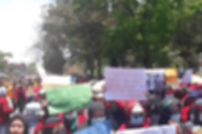 Demo mahasiswa Kendari di depan Gedung DPRD Sulawesi Tenggara, Kamis (26/9).