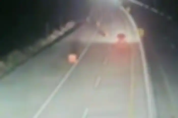 Kamera CCTV merekam kejadian janggal di KM 65 Tol Cipularang.