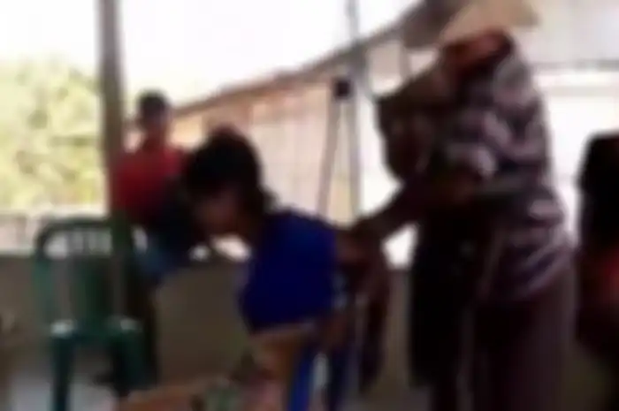 N (16) saat diikat oleh warga Desa Babulu Selatan, Kecamatan Kobalima, Kabupaten Malaka, Nusa Tenggara Timur (NTT), karena dituduh mencuri cincin.