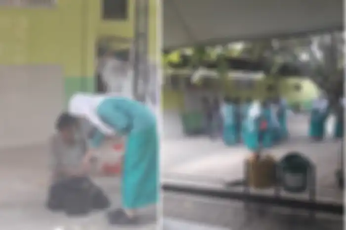 Kekompakan siswa SMAN 1 Cikarang Pusat melarisi dagangan seorang penjual pulpen.