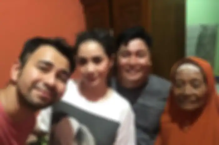 Raffi Ahmad tak bisa menyembunyikan rasa kagumnya kala melihat rumah Merry yang begitu luas di kampung.