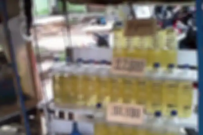 Bensin eceran banyak dijual di pinggir jalan.
