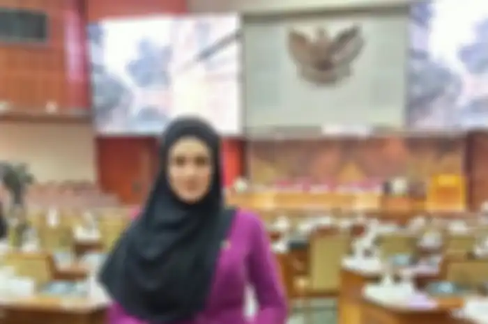 Mulan Jameela turut mengenakan hijab bernuansa warna hitam yang matching dengan busananya