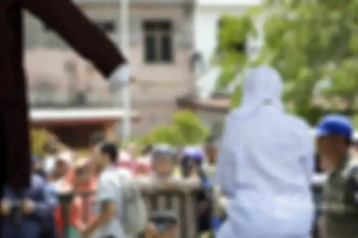 Hukum cambuk yang dilakukan oleh pemerintah Banda Aceh kepada para terpidana jadi tontonan warga.