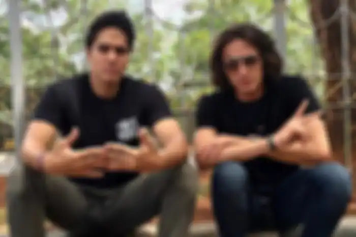 Mischa Chandrawinata dan Dylan Carr.