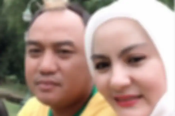 Punya Profesi Mentereng, Penampilan Istri Kedua Azis Gagap di Restoran Curi Perhatian Warganet: 'Maaf Sis Sepatunya Tinggi Banget?'
