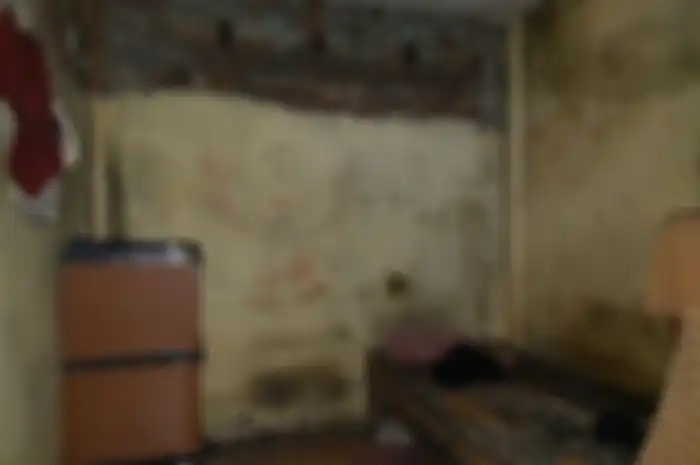 Kamar tempat Kudus tinggal tanpa listrik 10 tahun di Jakarta.
