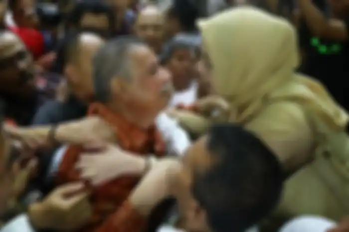 Mantan Dirut PLN, Sofyan Basir memeluk kerabat saat meninggalkan ruang sidang usai pembacaan putusan di Pengadilan Tipikor, Jakarta Pusat, Senin (4/11/2019). Majelis hakim memvonis bebas Sofyan Basir terkait kasus proyek Pembangkit Listrik Tenaga Uap (PLTU) Riau-1. Tribunnews/Irwan Rismawan
