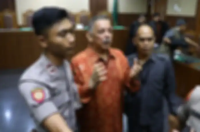 Mantan Dirut PLN, Sofyan Basir meninggalkan ruang sidang usai pembacaan putusan di Pengadilan Tipikor, Jakarta Pusat, Senin (4/11/2019). Majelis hakim memvonis bebas Sofyan Basir terkait kasus proyek Pembangkit Listrik Tenaga Uap (PLTU) Riau-1. Tribunnews/Irwan Rismawan