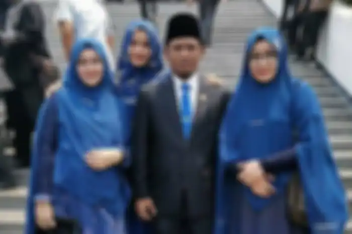 Lora Fadil menghadiri pelantikan anggota DPR RI ditemani ketiga istrinya