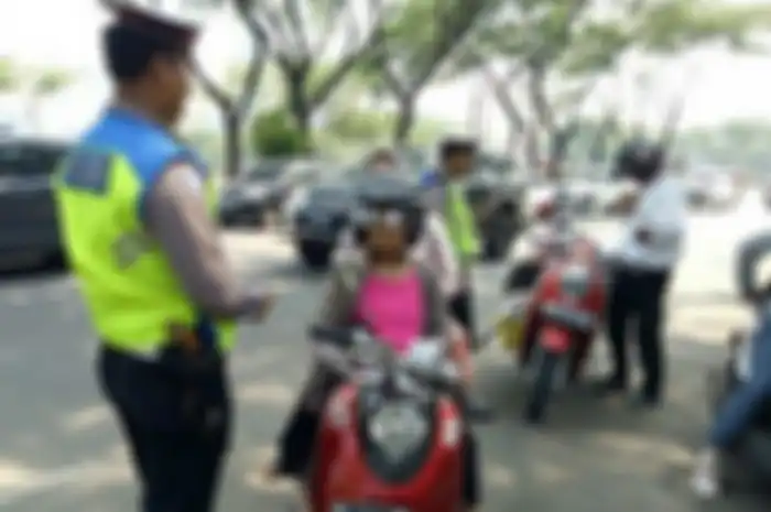 Berbagai upaya dan usaha dilakukan oleh pengendara yang terjaring Operasi Zebra Jaya 2019 di Jalan Boulevard BSD, Serpong, Tangerang Selatan, Selasa (5/11/2019)