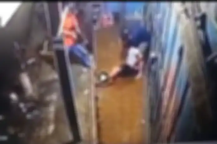 Penangkapan seorang anak muda di kawasan Kalideres, Jakarta Barat, terekam kamera CCTV 