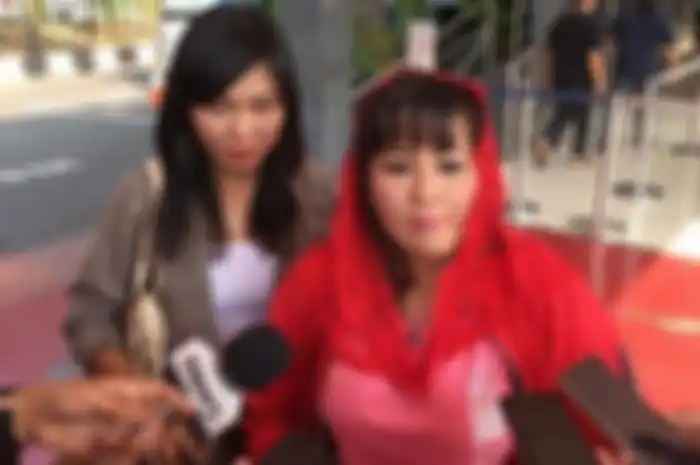 Dewi Tanjung melaporkan Novel Baswedan ke Mapolda Metro Jaya, Rabu (6/11/2019) sore.