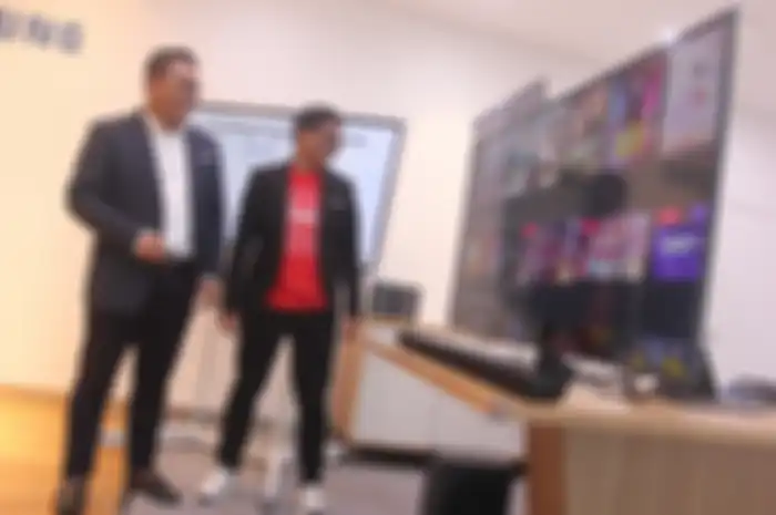 Head of Product Marketing TV & Audio Visual, Samsung Electronics Indonesia, Ubay Bayanudin mempresentasikan kerjasama antara Samsung Smart TV dan Vidio 