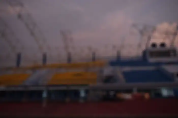 Kondisi tribun yang tertimpa atap stadion sepakbola SOR Arcamanik yang diterjang hujan disertai angin kencang di Kota Bandung, Sabtu (9/11).