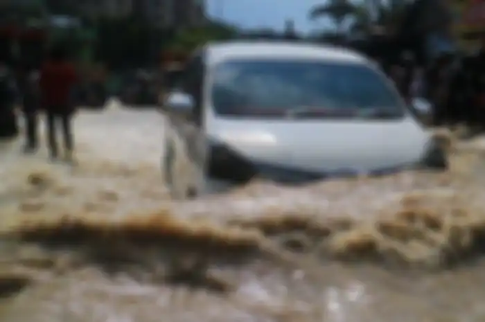 Ilustrasi mobil mogok akibat banjir