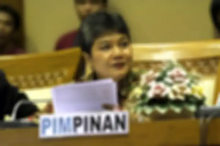 Ketua Komisi IX DPR RI, Ribka Tjiptaning saat menghadiri Rapat Dengar Pendapat Komisi IX DPR RI dengan Menakertrans, di Gedung Parlemen, Senayan, Jakarta, Selasa (20/11/2012). Menakertrans diundang Komisi IX DPR RI terkait permasalahan yang dihadapi Tenaga Kerja Indonesia di luar negeri, termasuk me