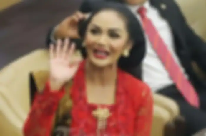 Krisdayanti saat menghadiri pelantikan anggota DPR periode 2019-2024
