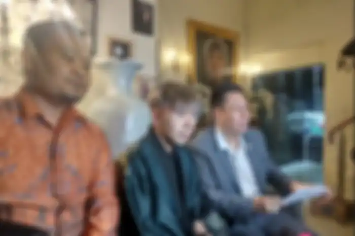 Roy Kiyoshi bersama kuasa hukumnya, Henry Indraguna saat menggelar jumpa pers di kediamannya, di kawasan Cengkareng, Jakarta Barat, Senin (11/11/2019).