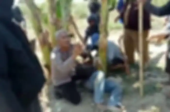 Iptu Akbar saat bersimpuh dan memohon agar massa tidak melukai warga lainnya.