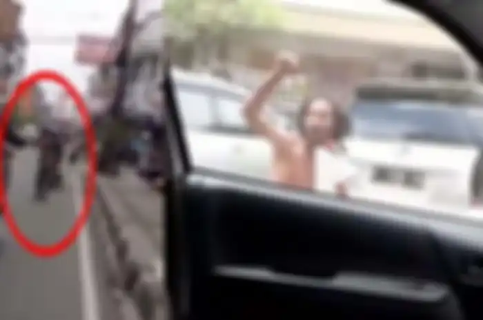 Aksi Heroik Orang Gila Bukakan Jalan Untuk Ambulans