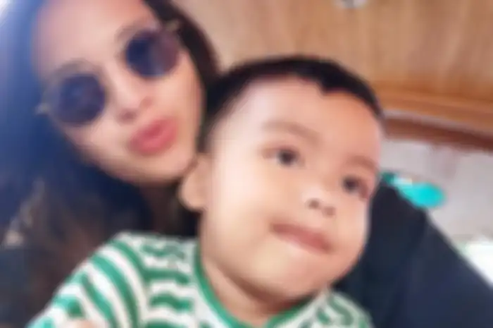 Nia Ramadhani dan anak bungsunya, Magika Zaladrie Bakrie.
