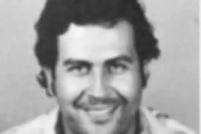 Foto Pablo Escobar saat ditahan dia hanya tersenyum.