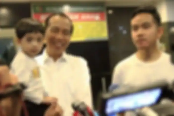 Jokowi dan Gibran saat dihadapan awak media di RS PKU Muhammadiyah Surakarta