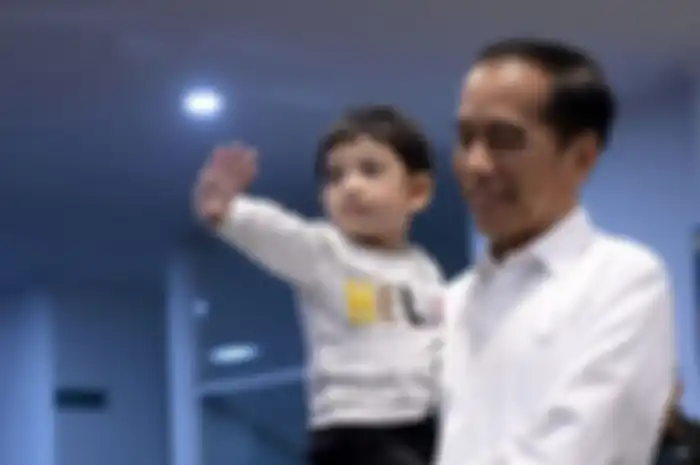 Cucu Ketiga Presiden Jokowi Lahir, Intip Tingkah Gemas Jan Ethes Saat Jenguk sang Adik!